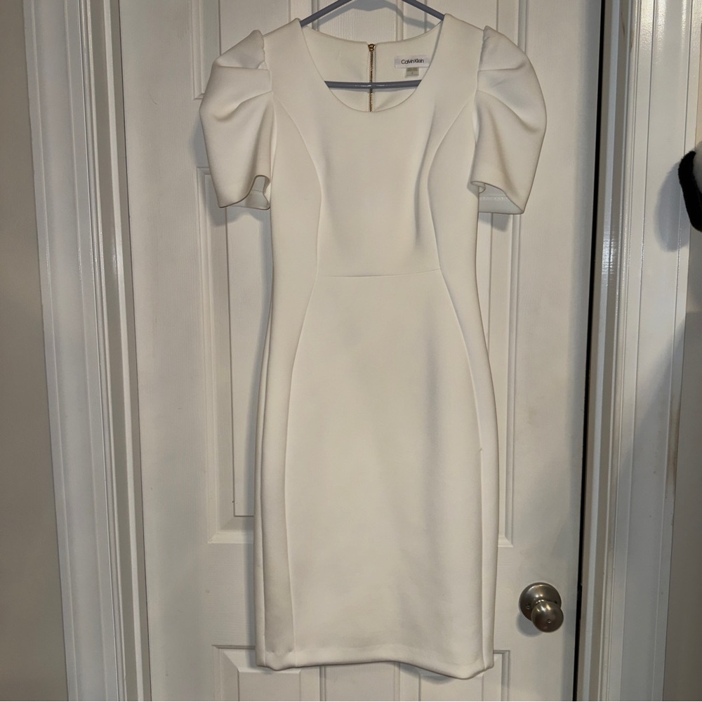 Calvin Klein White Structured Sheath Dress Size 2 Elegant Occasion Graduation